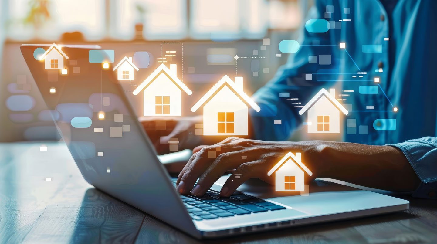 Écran d'ordinateur affichant le tableau de bord d'une plateforme d'annonces immobilières en français avec statistiques de vues et contacts, smartphone en version mobile à côté, sur un bureau professionnel moderne